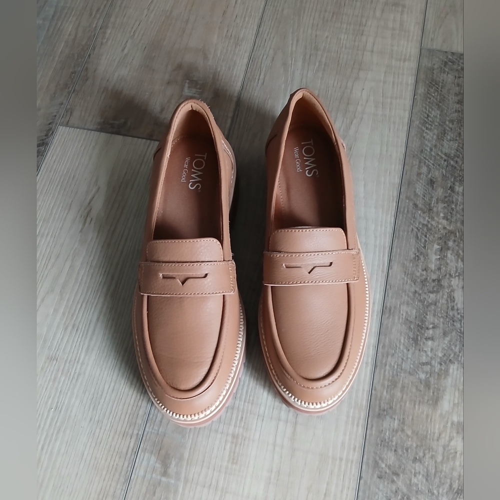 NWOT TOMS Cara Platform Penny Loafer in Tan. Size 8.5